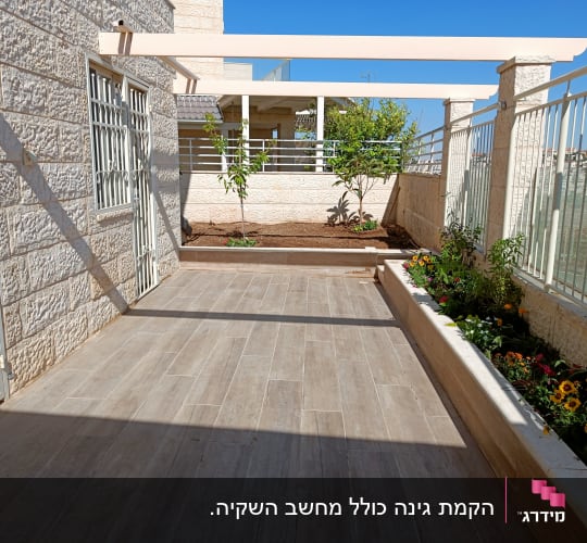צמחים ופרחים בגינה קטנה עם אדמה וערוגה